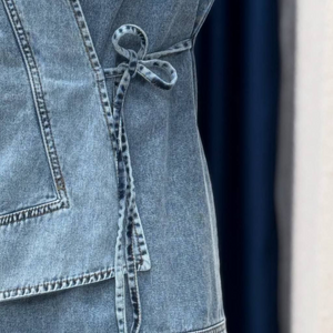 طقم جاكيت وبنطال دنيم نسائي بتصميم ملفوف باللون الأزرق الفاتح