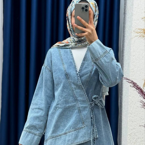 طقم جاكيت وبنطال دنيم نسائي بتصميم ملفوف باللون الأزرق الفاتح