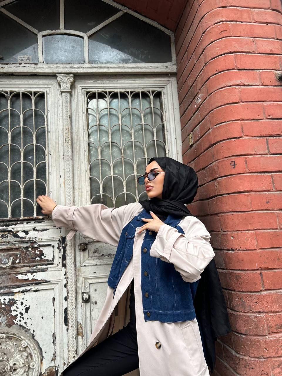 ترانشكوت طويل باللونين البيج والدنيم الأزرق مع زنار