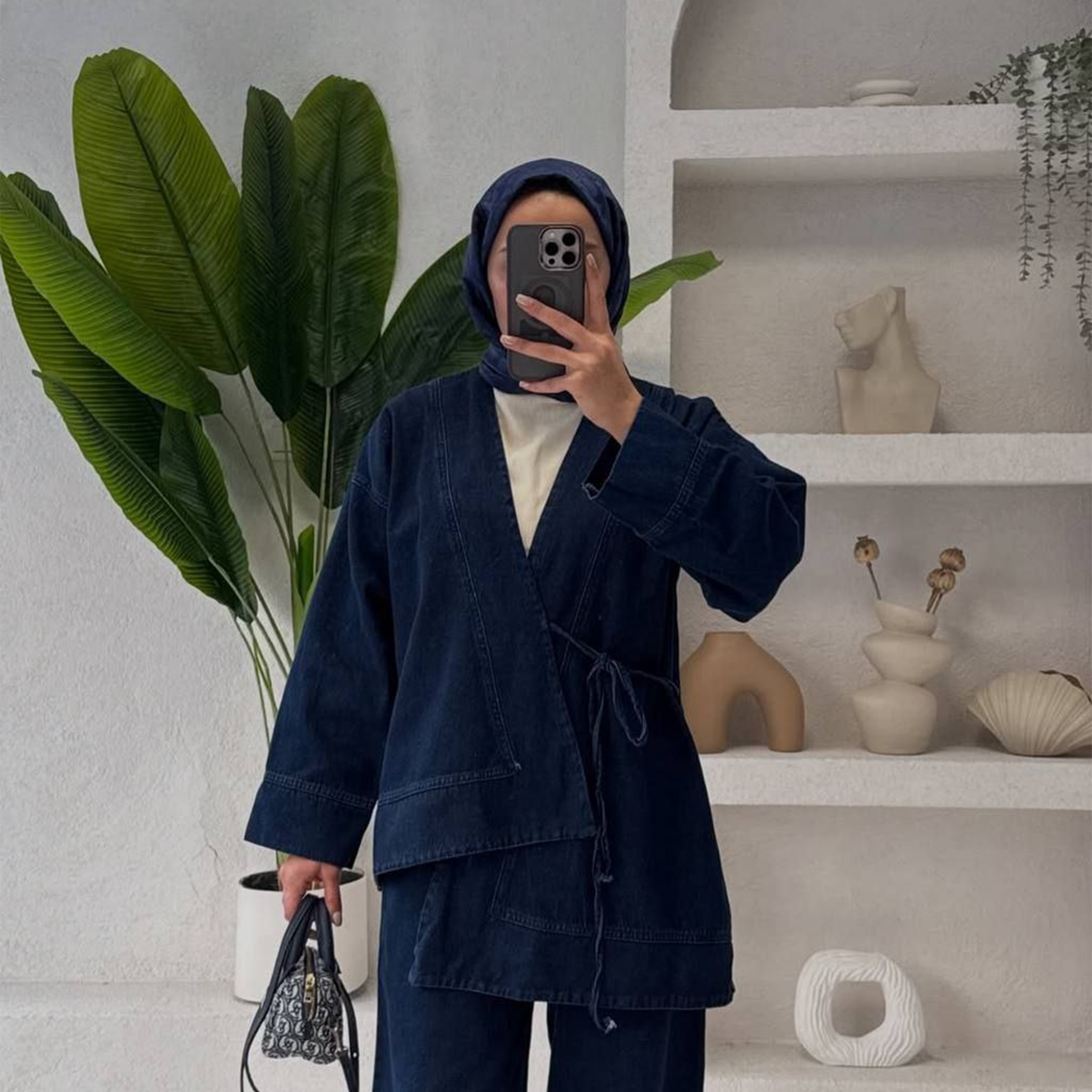 طقم جاكيت وبنطال دنيم نسائي بتصميم ملفوف باللون الأزرق الداكن