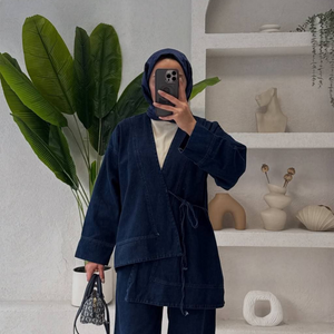 طقم جاكيت وبنطال دنيم نسائي بتصميم ملفوف باللون الأزرق الداكن