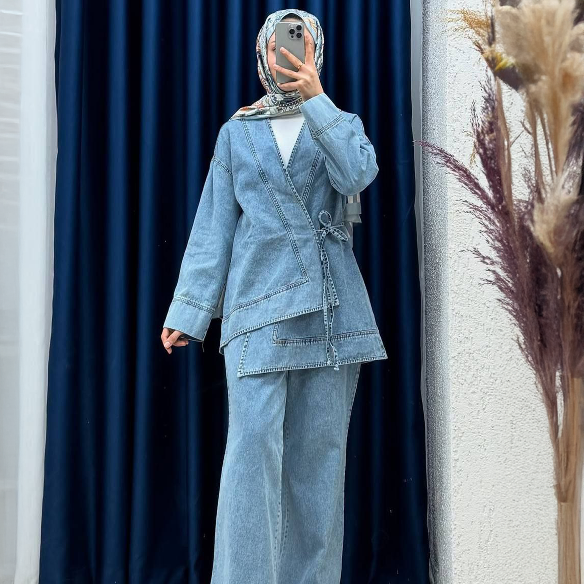 طقم جاكيت وبنطال دنيم نسائي بتصميم ملفوف باللون الأزرق الفاتح