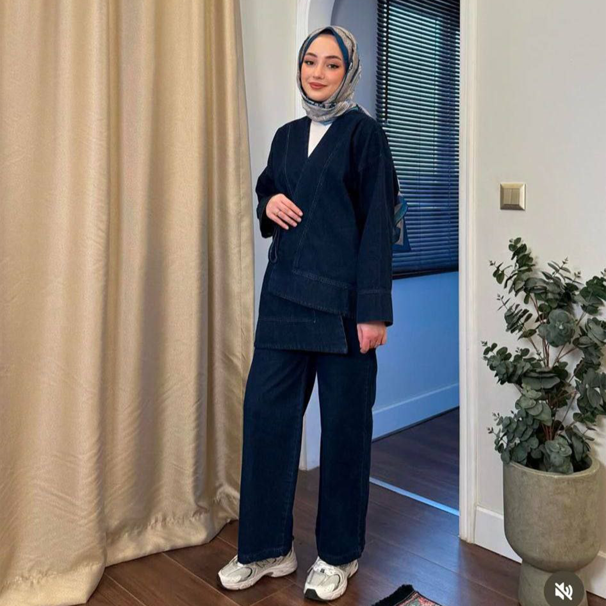 طقم جاكيت وبنطال دنيم نسائي بتصميم ملفوف باللون الأزرق الداكن