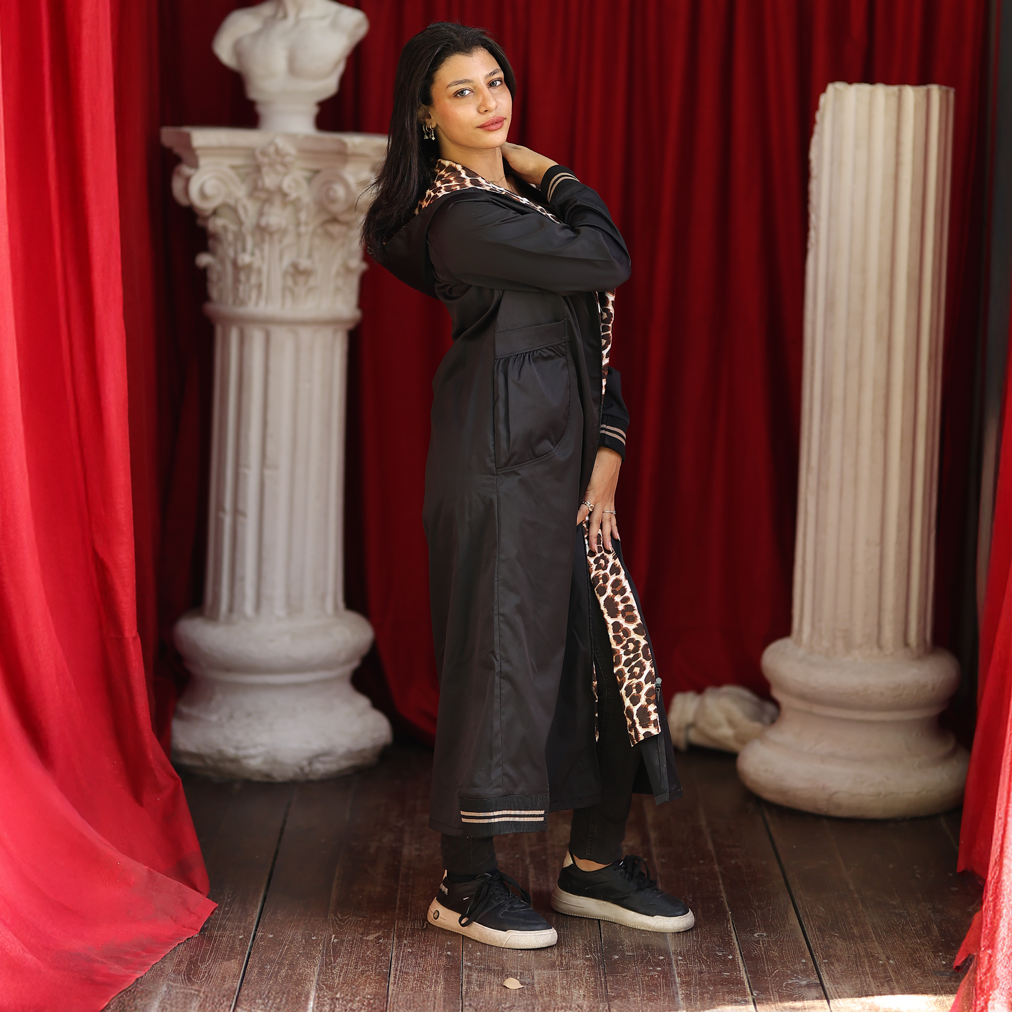 كارديجان طويل باللون الأسود بغطاء رأس للنساء مبطن بنقشة الفهد