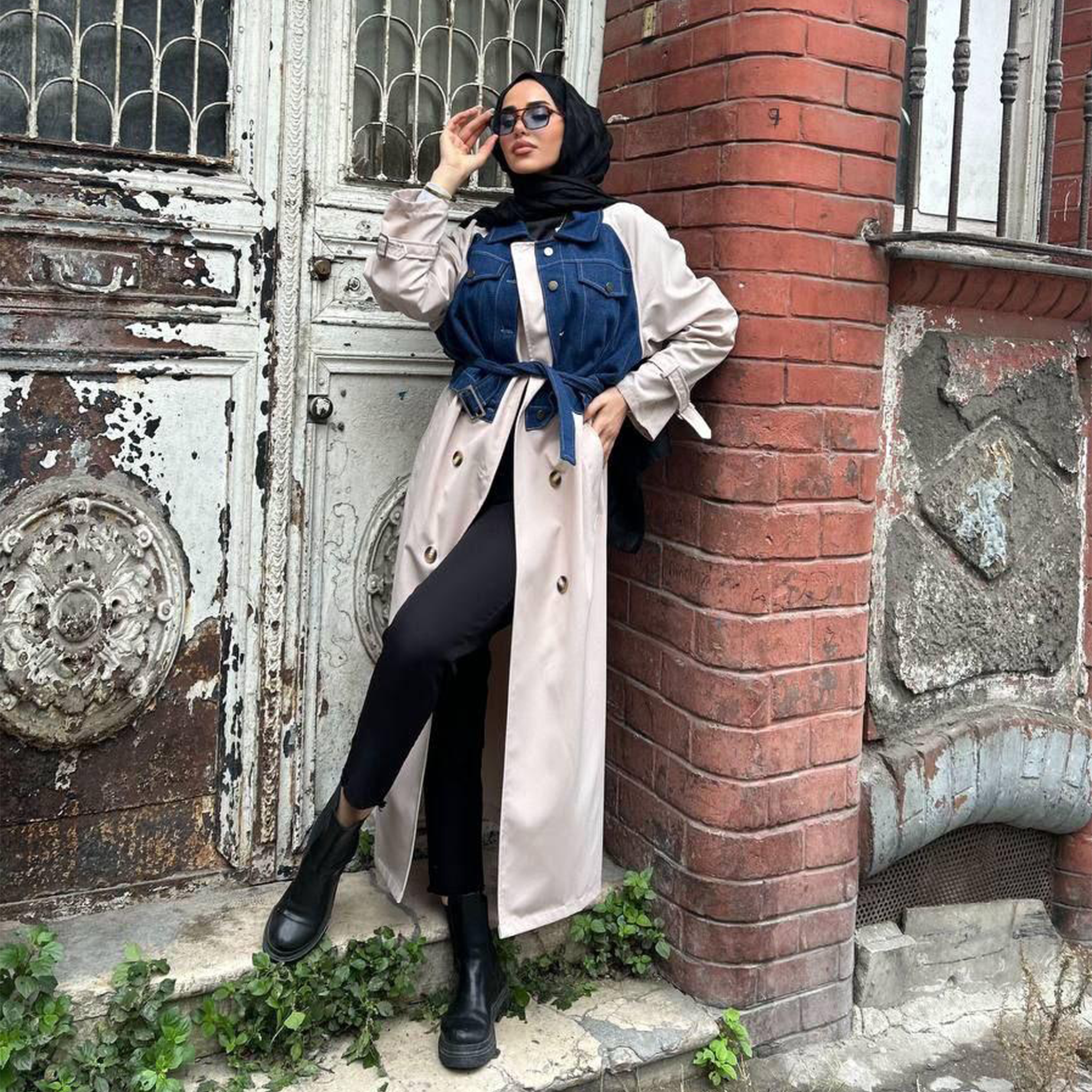 ترانشكوت طويل باللونين البيج والدنيم الأزرق مع زنار