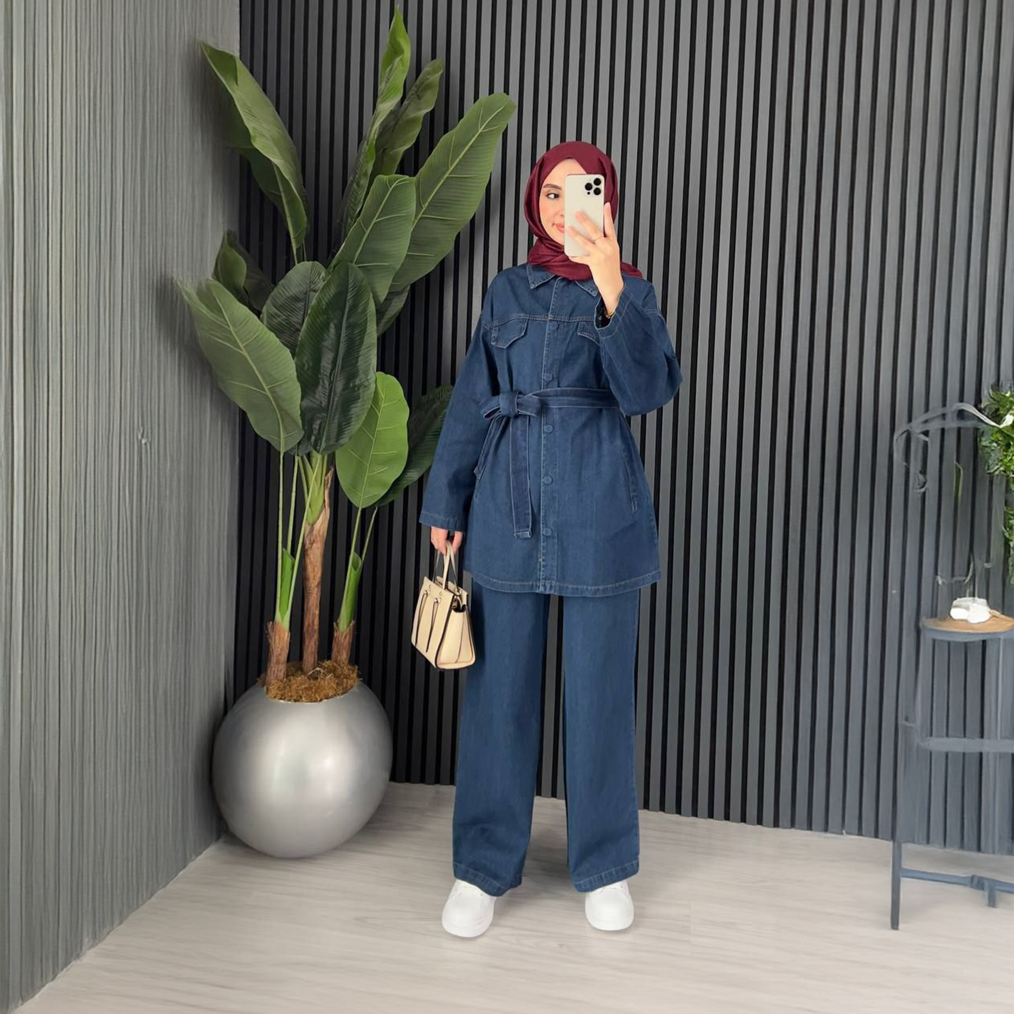 طقم جاكيت وبنطال دنيم نسائي بتصميم ملفوف باللون الأزرق الداكن