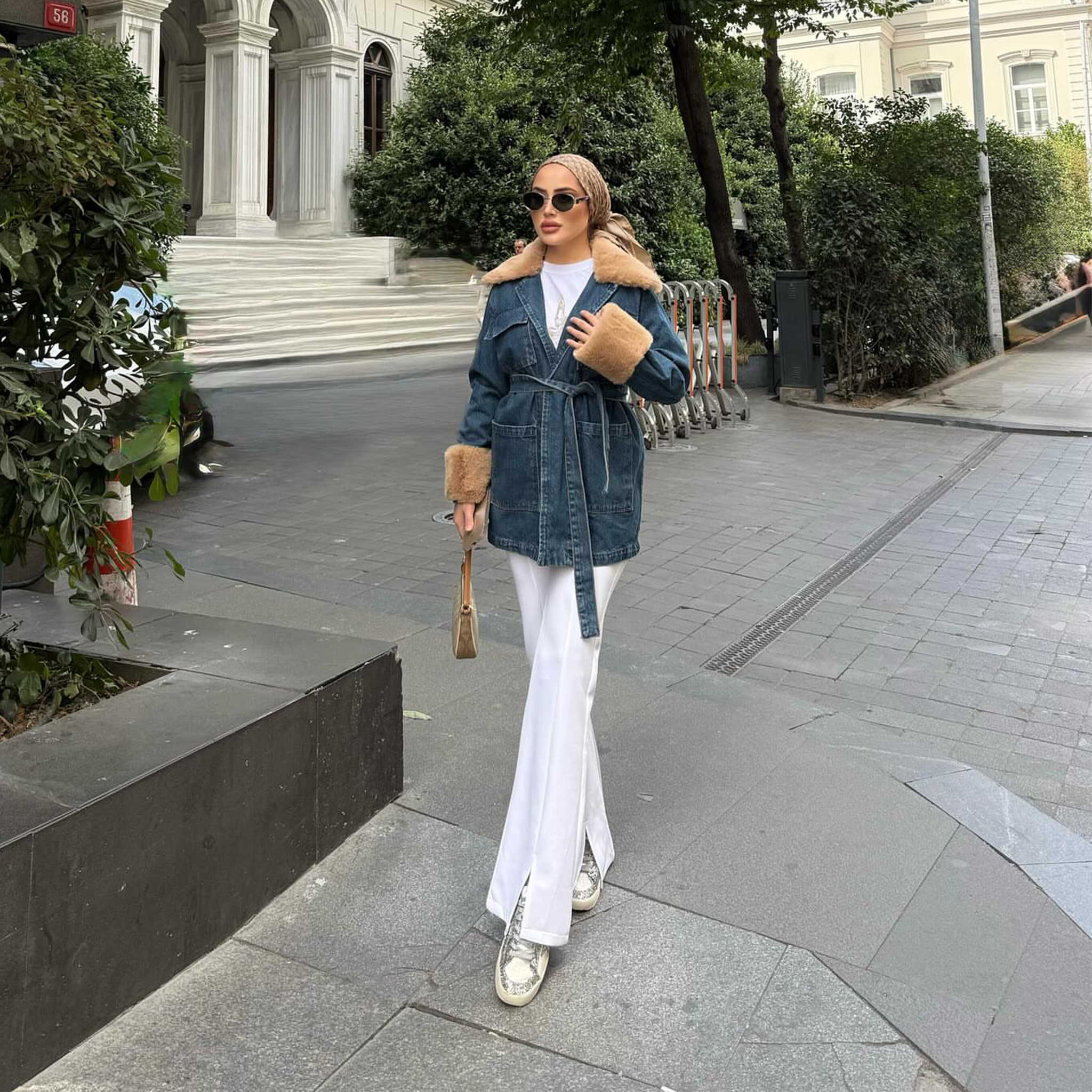 جاكيت جينز شتوي للنساء بتفاصيل فرو ناعمة على الياقة والأكمام