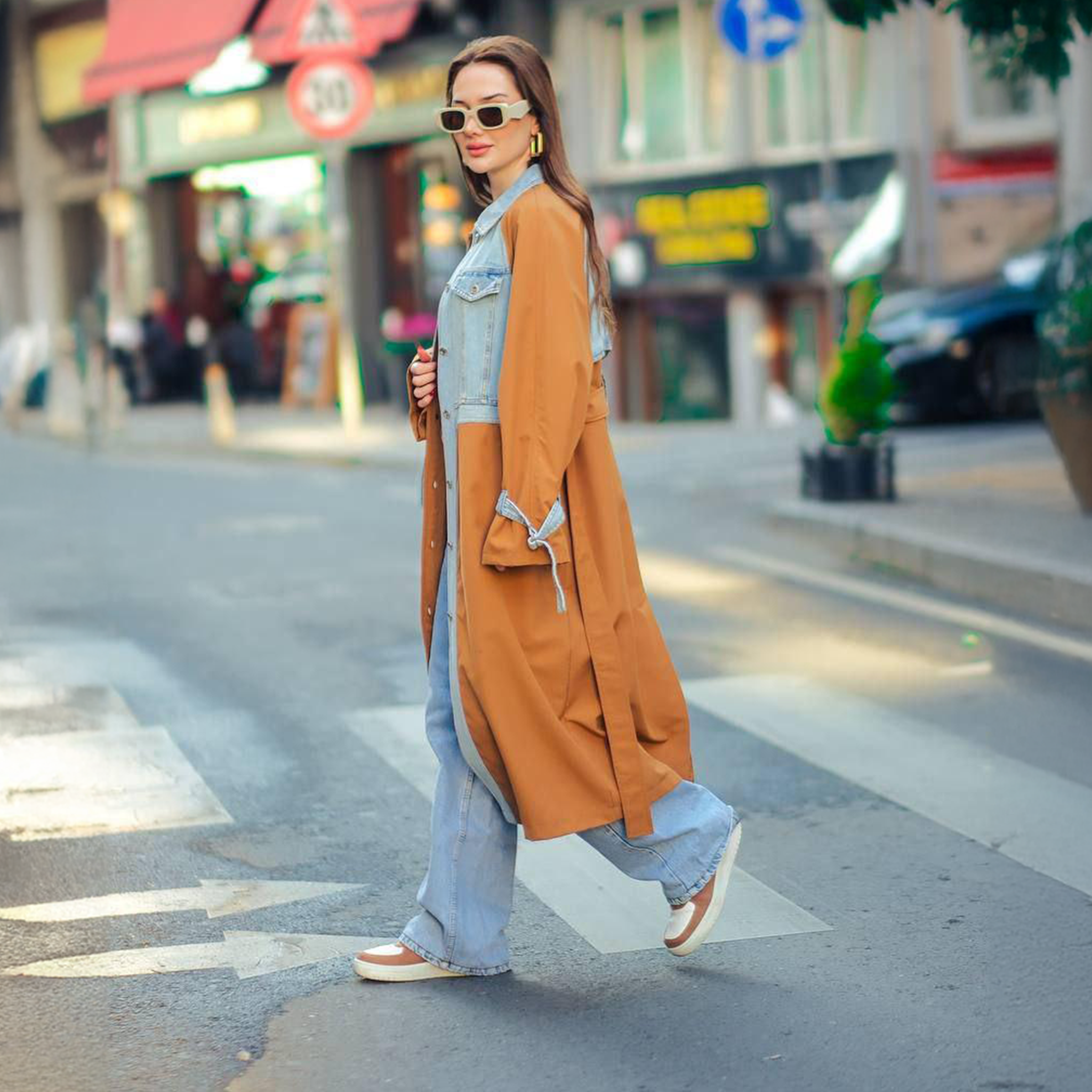 ترانشكوت طويل باللونين الكاميل والدنيم الأزرق الفاتح مع زنار