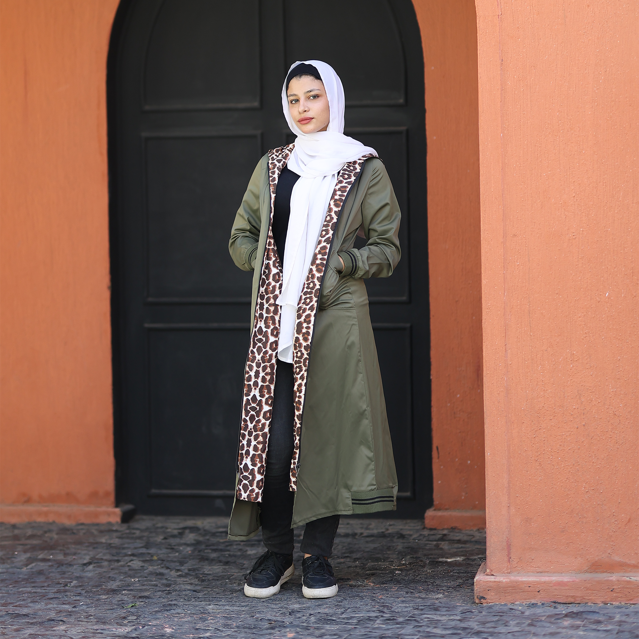 كارديجان طويل باللون الزيتوني بغطاء رأس للنساء مبطن بنقشة الفهد