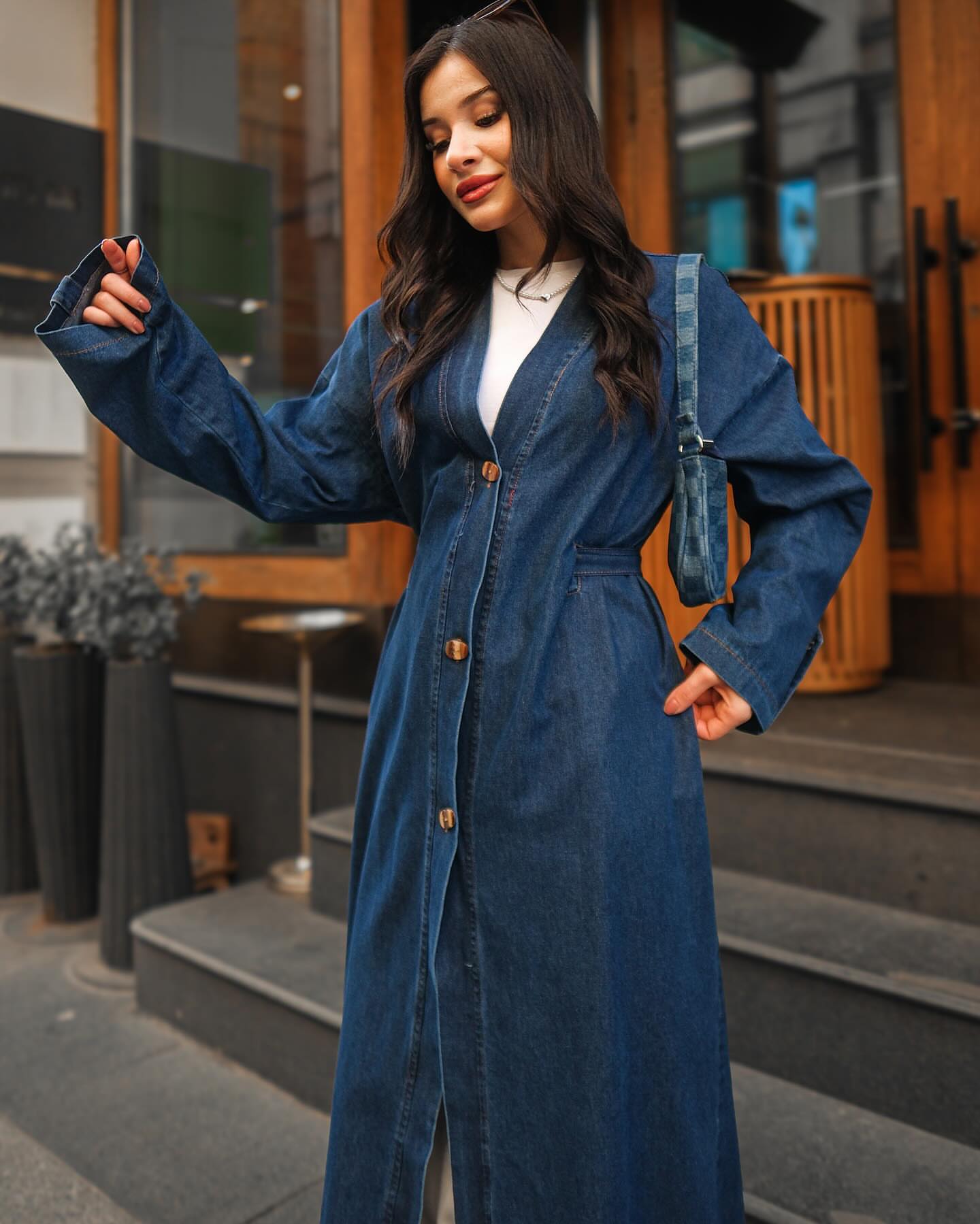 معطف جينز طويل للنساء – تصميم عصري أنيق بستايل ترنش كوت