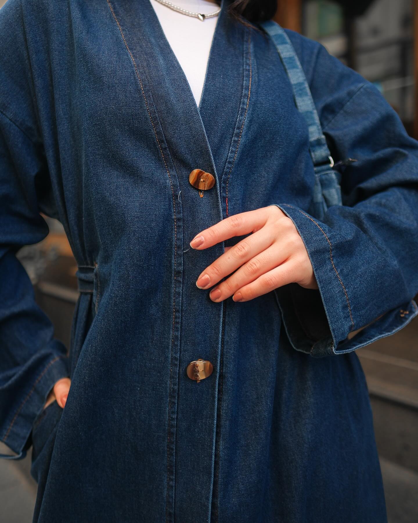 معطف جينز طويل للنساء – تصميم عصري أنيق بستايل ترنش كوت